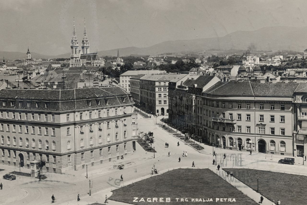 Trg kralja Petra (današnji Trg žrtava fašizma), ulica Račkoga, oko 1930. godine